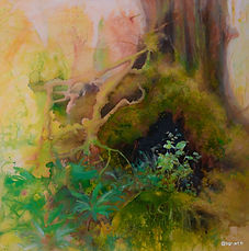 tronc d'arbre avec mousse verte, racines, végétation, lichens et fleurs