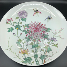 Very large charger. Qing Dynasty, Late Guangxu, Famille Rose.