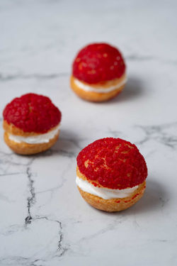 紅桑子白朱古力脆皮小泡芙