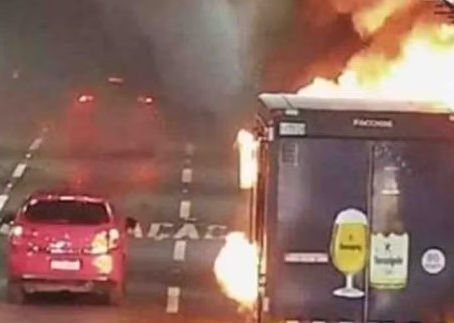 Vídeo: incêndio em caminhão fecha Linha Amarela por mais de uma hora no Rio