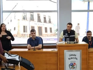 Com orçamento bilionário, Saúde de Maricá vira alvo de cobranças e vereador exibe mala com mais de mil denúncias