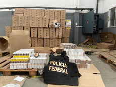 PF fecha depósito de cigarros clandestinos em São Gonçalo