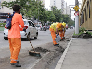 Niterói só limpa bueiros depois que cidade sofre com ruas inundadas