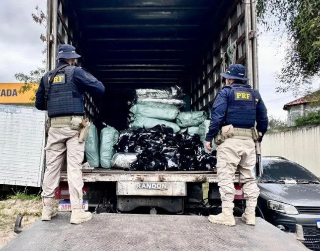 PRF apreende mais de meia tonelada de maconha e prende três pessoas em Magé