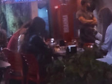 De atestado para o trabalho, Benny é flagrada em bar.