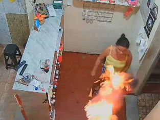 Mulher que aparece em imagens ateando fogo ao marido vira ré por homicídio triplamente qualificado