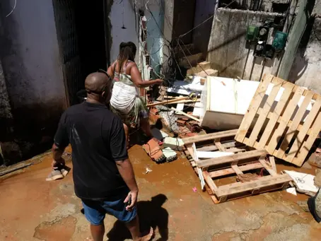 Adutora rompe na Zona Norte e moradores tem casas invadidas pelas águas. "Achei que morreríamos!"