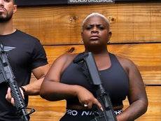 Jojo Todynho se manifesta após publicar foto com fuzil: "Vão combater a criminalidade com flores? "