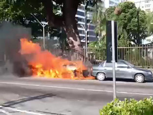 Morador de rua incendeia carro em Icaraí. Três veículos foram atingidos - Assista o vídeo