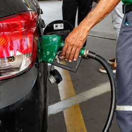 Postos já registram falta de combustível e aumento de preços no Rio