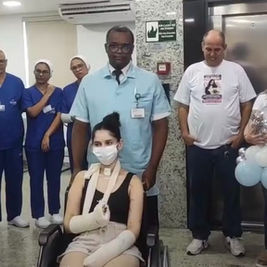 Jovem atacada a facadas em São Gonçalo tem alta; mãe reage emocionada: 'Minha filha venceu essa batalha'