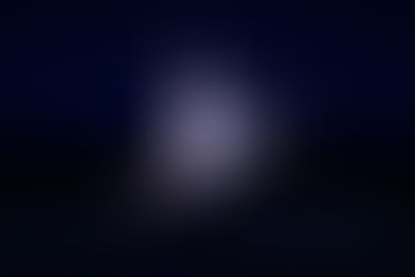 舞台で大きくジャンプするバレエダンサーの姿