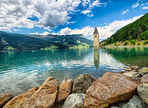 Glockenturm Reschensee (Resia) South Tyrol Italy_90200647 -® AdobeStock -À michelangeloop.