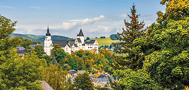 Schwarzenberg im Erzgebirge mit St. Georgen-Kirche und Schloss -® AdobeStock -À 285803404.