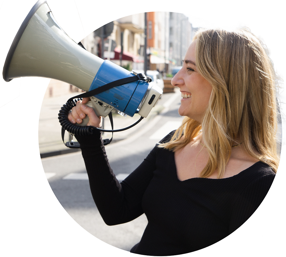 Frau mit Mikro in der Hand, rufend