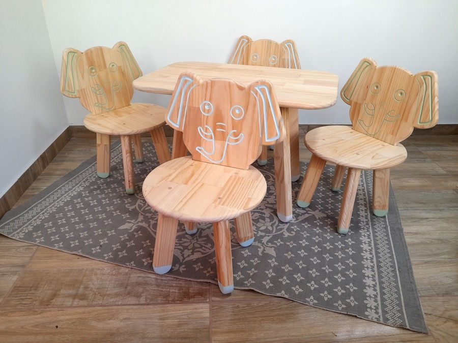 Mesa y sillas de animales