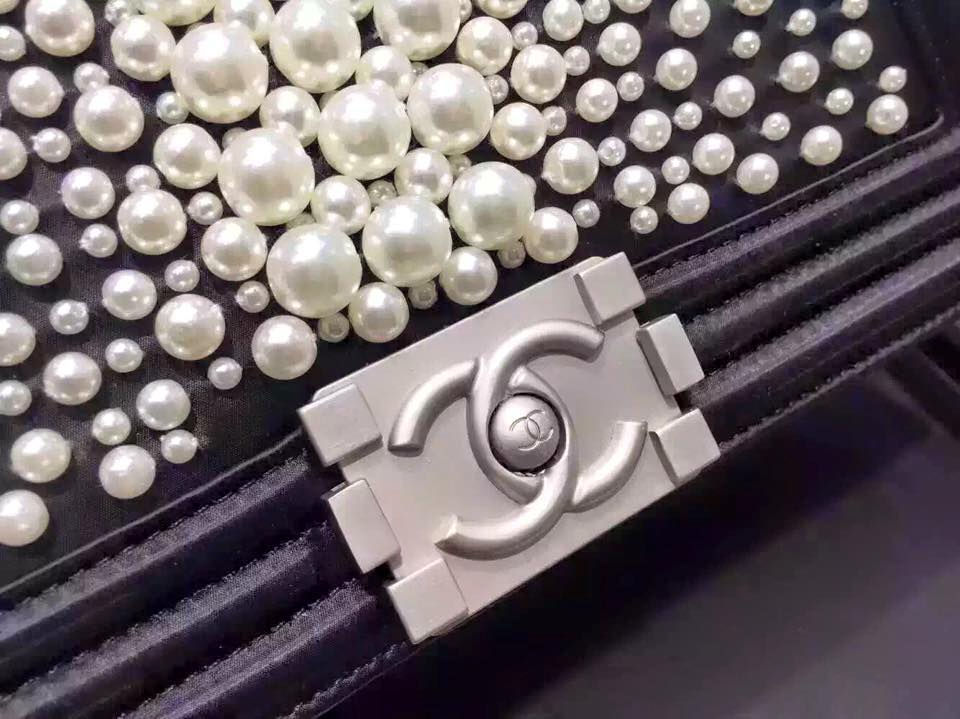 Miniaturbild: CHANEL BOY TASCHE PEARL LIMITED EDITION