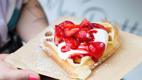 mrsprittiwaffeln_waffel_Erdbeer-Liebe_hand_16_9.jpg