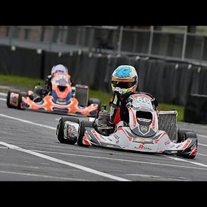 deux karts de compétition se battant sur circuit