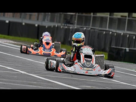 deux karts de compétition se battant sur circuit