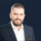 Jan Hüffmeier, Geschäftsführer der GTOutdoors GmbH, lächelt freundlich in einem professionellen Portrait mit dunklem Hintergrund.