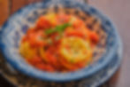 Sorrentini recheado com queijo burrata marinado no limão, molho pomodoro, majericão e queijo ralado