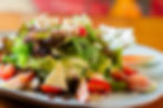 Salada Tropical com folhas diversas, queijo brie, figos ou manga, tomates cereja e redução balsâmica