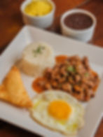 Picadinho do Galo servido em iscas de mignon em delicioso molho, acompanhado de farofa, ovo, pastel e feijão