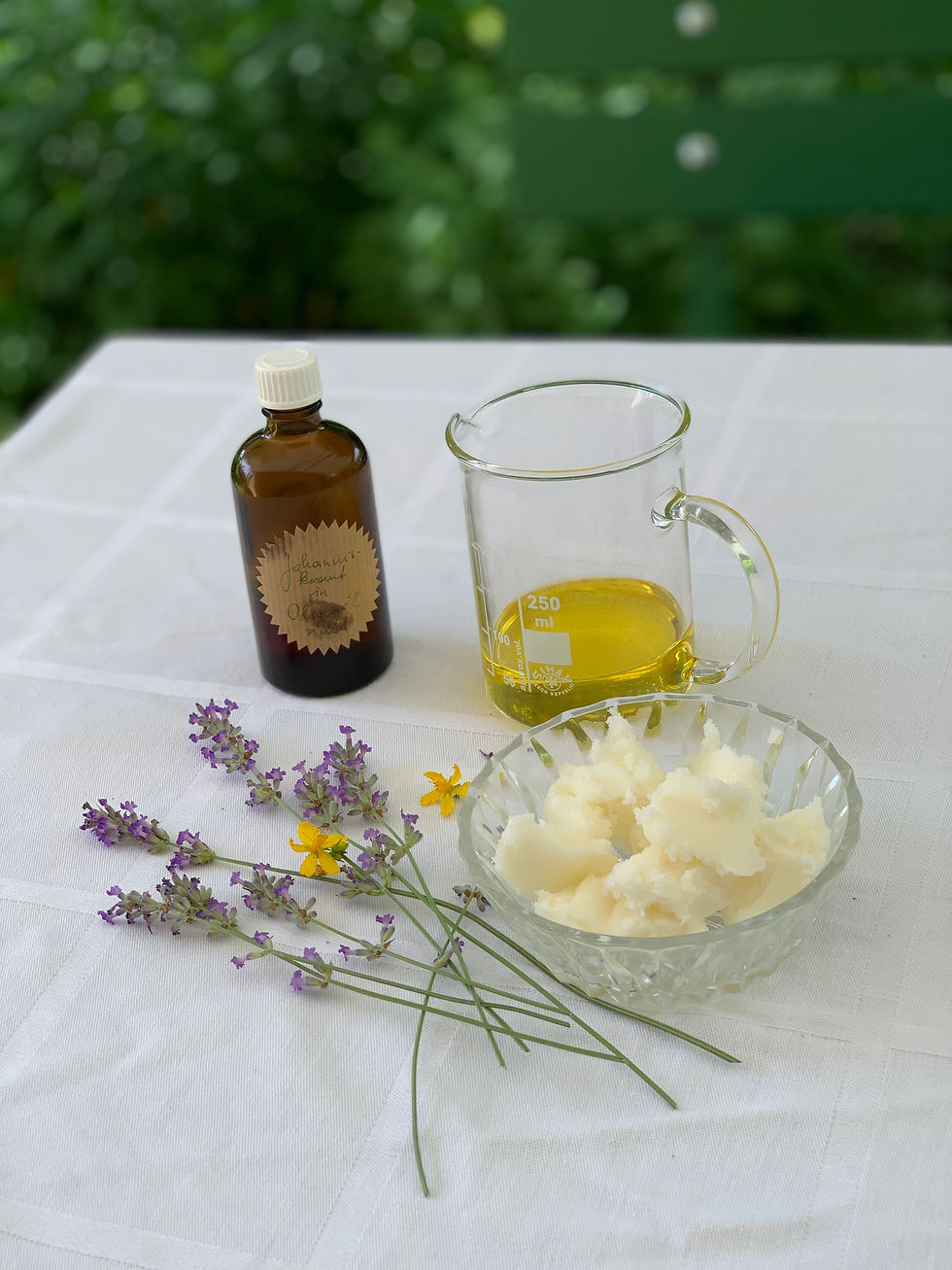 Naturkosmetik selber machen Johanniskrautöl, Jojobaöl, Lavendel, Sheabut