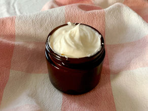 Sanftes Gesichtspeeling mit Jojobaperlen