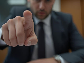 Richiede i permessi 104 per assistere la mamma: datore la perseguita.