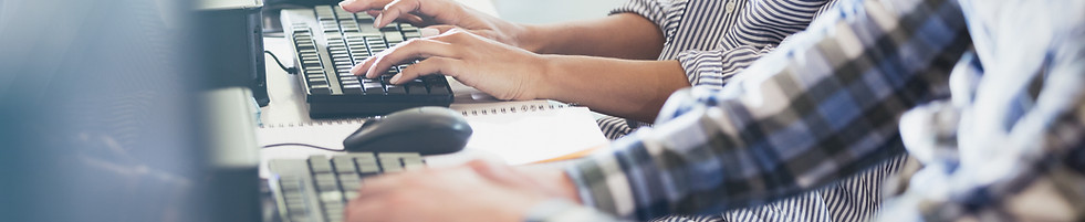 Les étudiants dactylographie à leurs ord