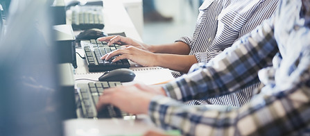 Os estudantes de digitação em seus compu