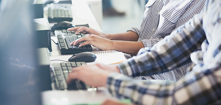 Os estudantes de digitação em seus compu
