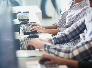 Les étudiants dactylographie à leurs ord