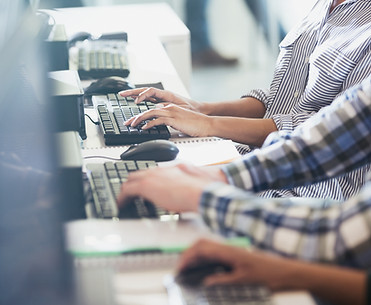Os estudantes de digitação em seus compu