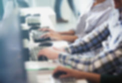 自分のコンピュータに入力する学生