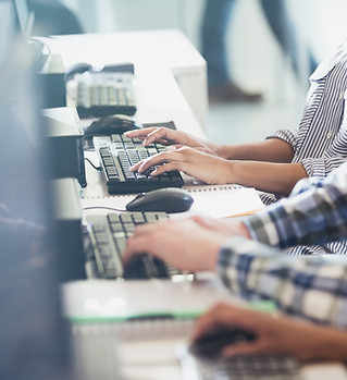 Les étudiants dactylographie à leurs ordinateurs
