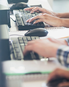 Studenten an ihren Computern Typing