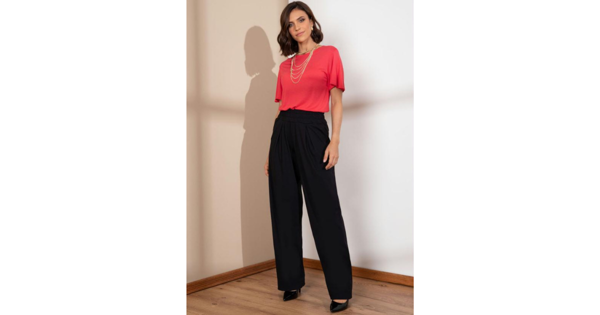 PANTALONA PRETA CÓS LARGO COM PREGAS E BOLSO