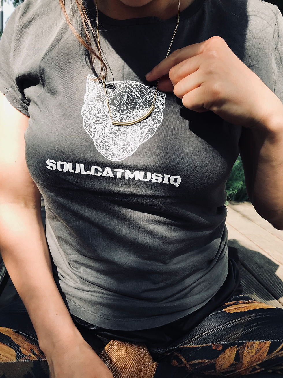 Miniaturbild: Soulcatmusiq Label Shirt Stone Grey, Washed (Medium, Women)