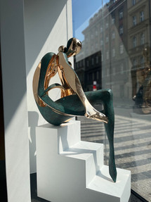 peter niznansky bronzova plastika sedici, lesteny bronz, 137 cm, v galerii knupp praha