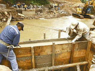 SE INSTALA EL PUENTE METÁLICO PARA HABILITAR LA CARRETERA A COCHABAMBA