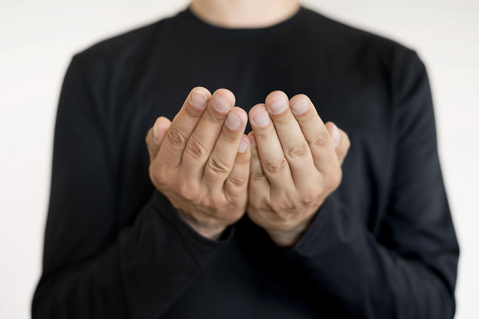 Primer plano de manos mostrando uñas en posible señal de cáncer de pulmón, una indicación importante para la detección temprana de la enfermedad.