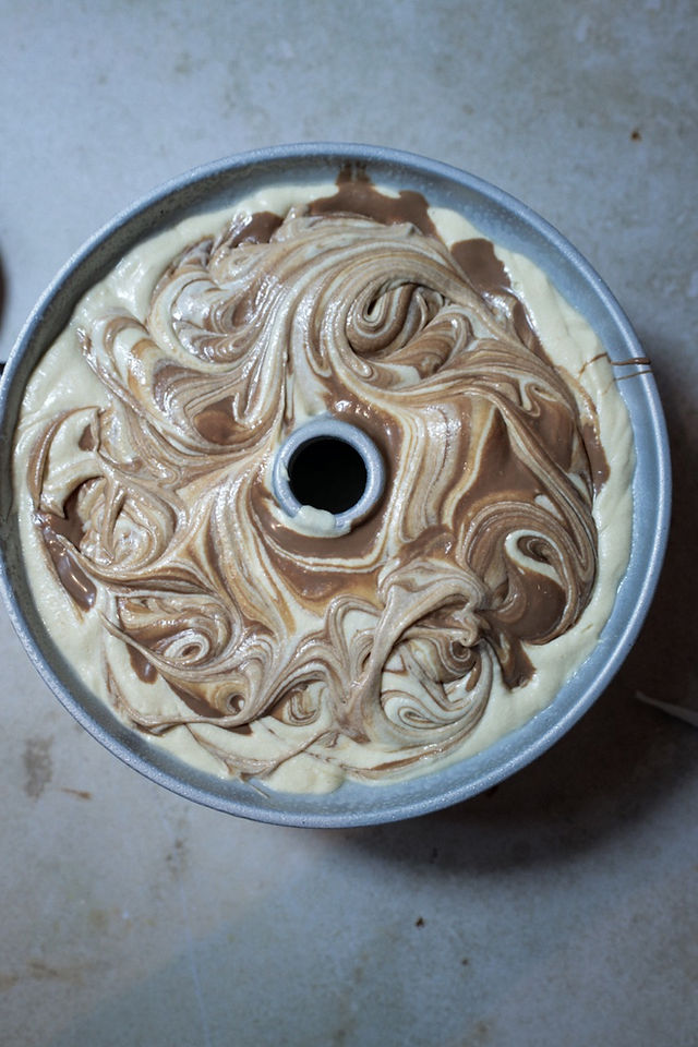 κέικ Snickers που ψήνεται σε φόρμα bundt με λιωμένη σοκολάτα
