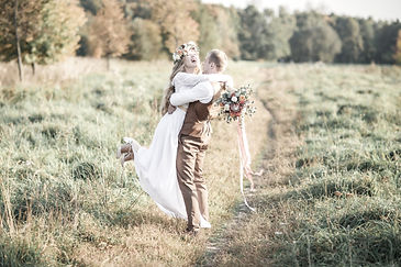 Kopie von The groom lifted the bride up in his arms. The bride in the arms of the groom la