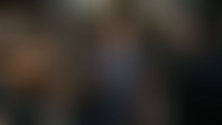 Homem exausto olhando o celular dentro de um ônibus urbano lotado durante a noite, simbolizando o cansaço da jornada de trabalho.