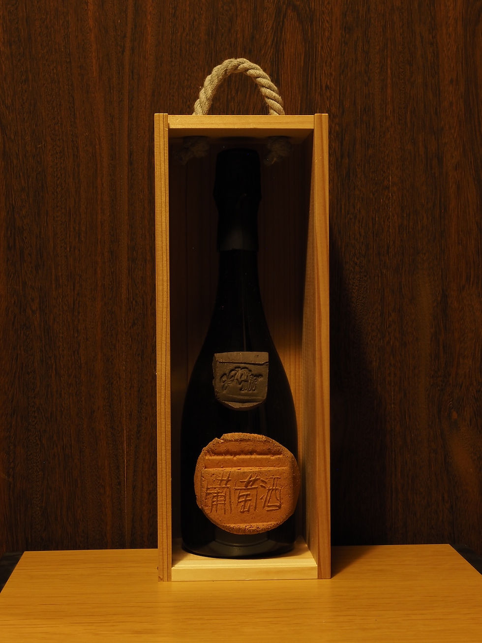 サムネイル： 009 À bon vin point d'enseigne — Kenjiro Okazaki Special Edition ボトル全体