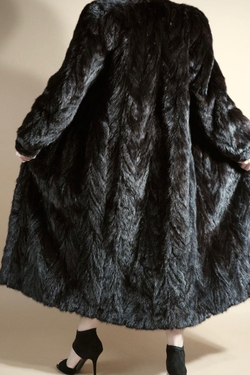 Thumbnail: Luxury Mink Fur Coat