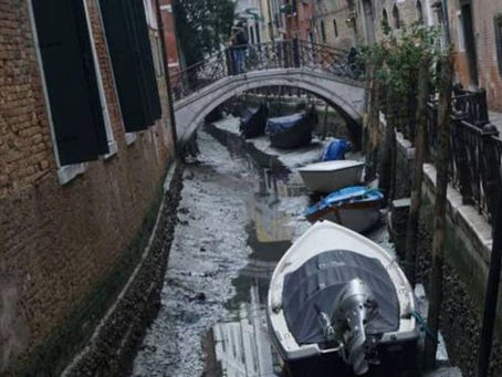 El canal de Venecia está seco en pleno carnaval